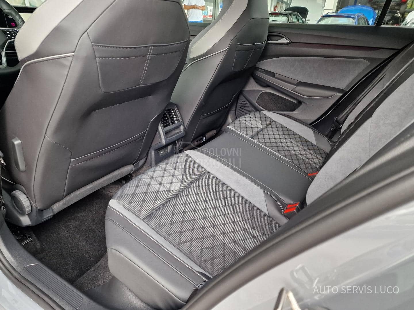 Volkswagen Golf 8 1.5 eTSI  R-LINE