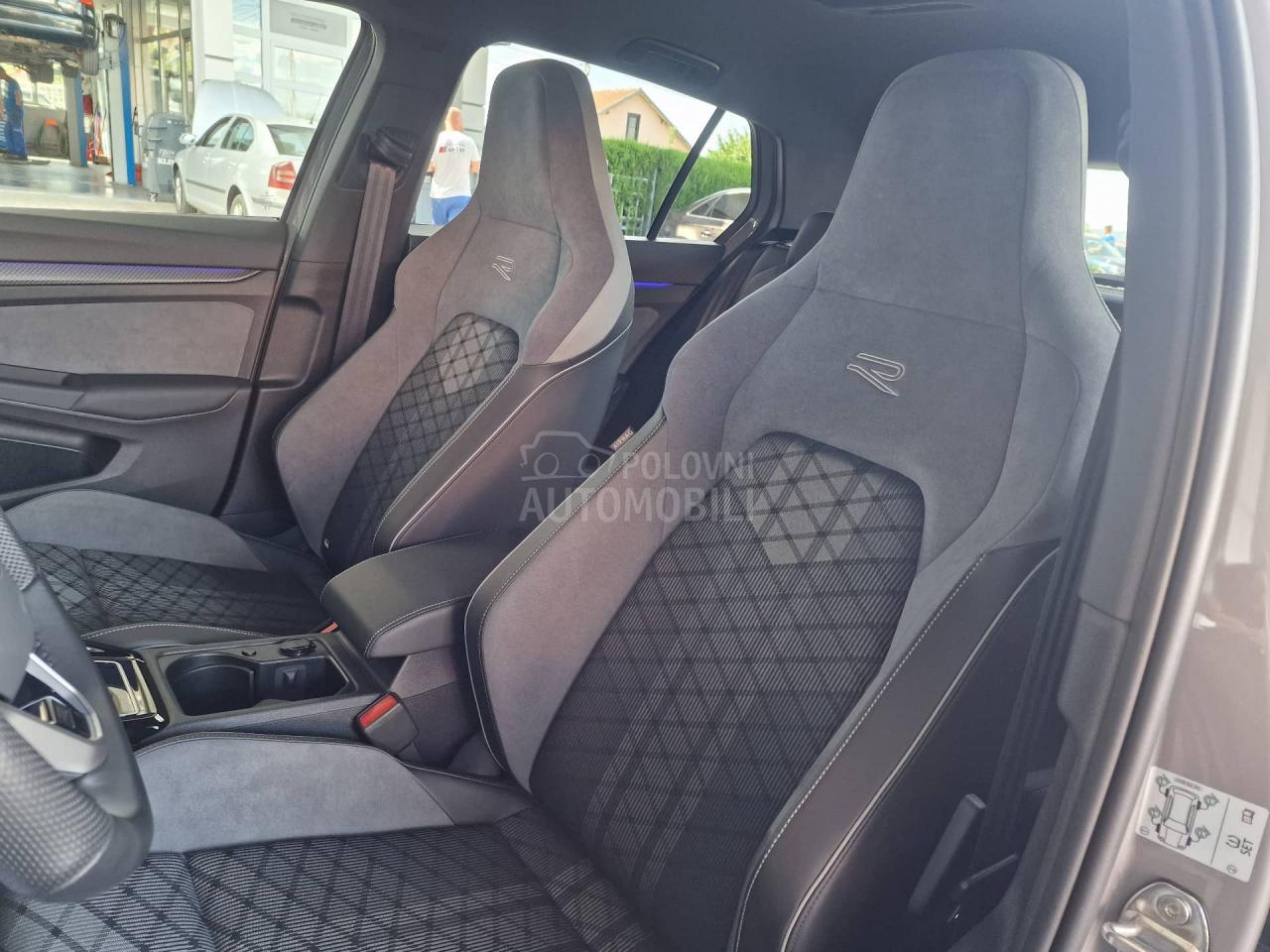 Volkswagen Golf 8 1.5 eTSI  R-LINE