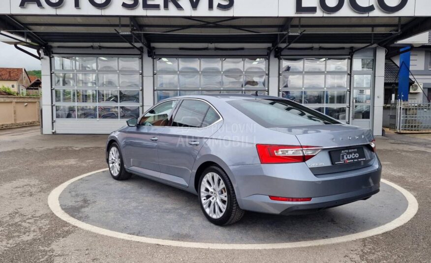 Škoda Superb 2.0 TDI DSG R kamera